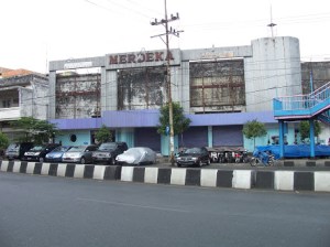 Bioskop Ria/Merdeka yang didirikan tahun 1928, telah rata tanah pada tahun 2015.
