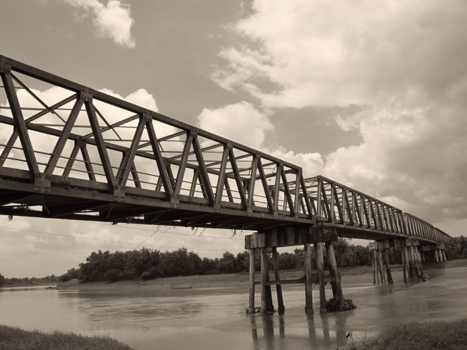 Jembatan kereta api yang melintasi Bengawan Solo.