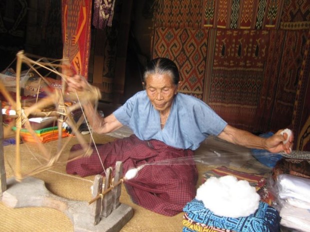 Ilustrasi jenis alat pemintal yang Ompa kecil gunakan.